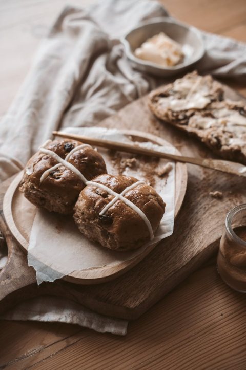 brown bread buns on wooden plate
